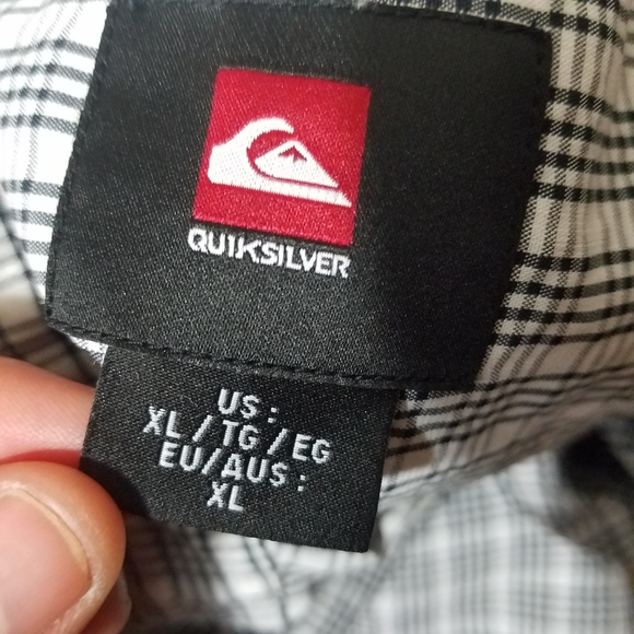 Quiksilver Short Sleeve Shirt Size XL.Pit to pit approx: 24 inches Right sho - Picture 6 of 6
